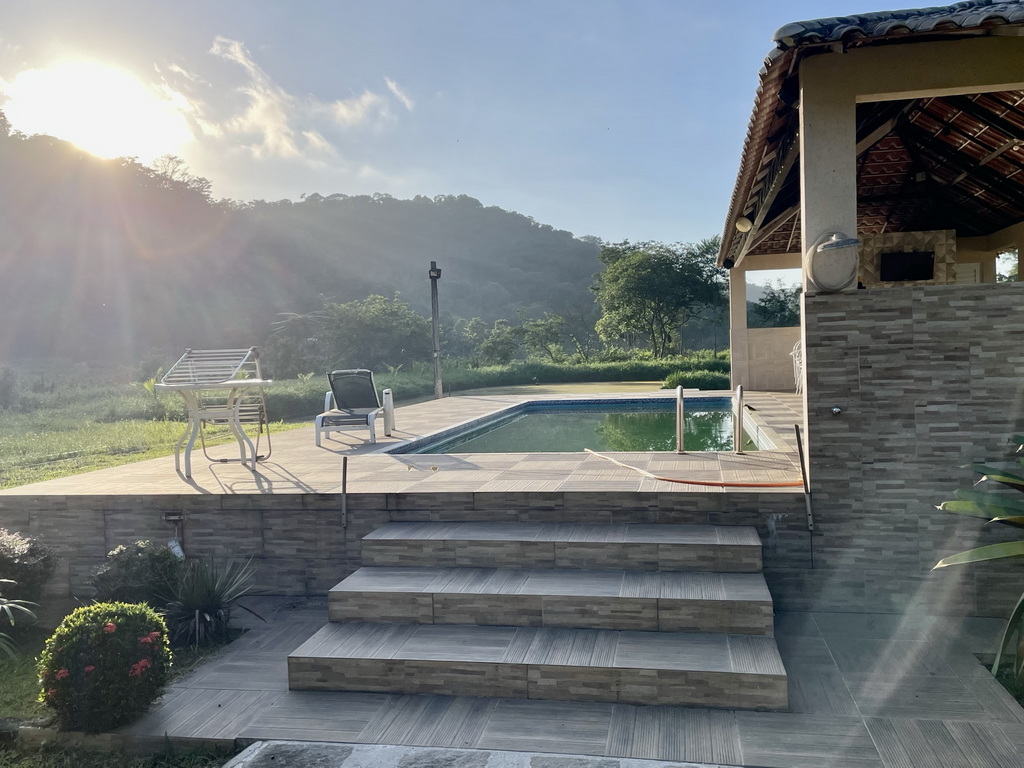 Deck e Área de Piscina