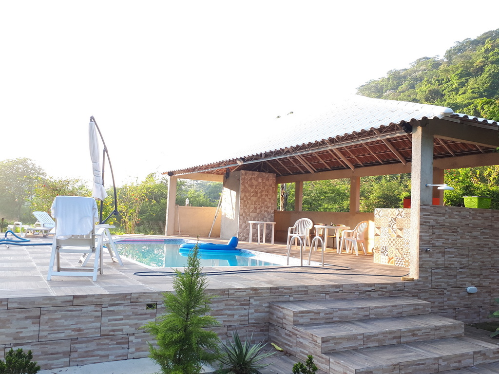 Deck e Área de Piscina