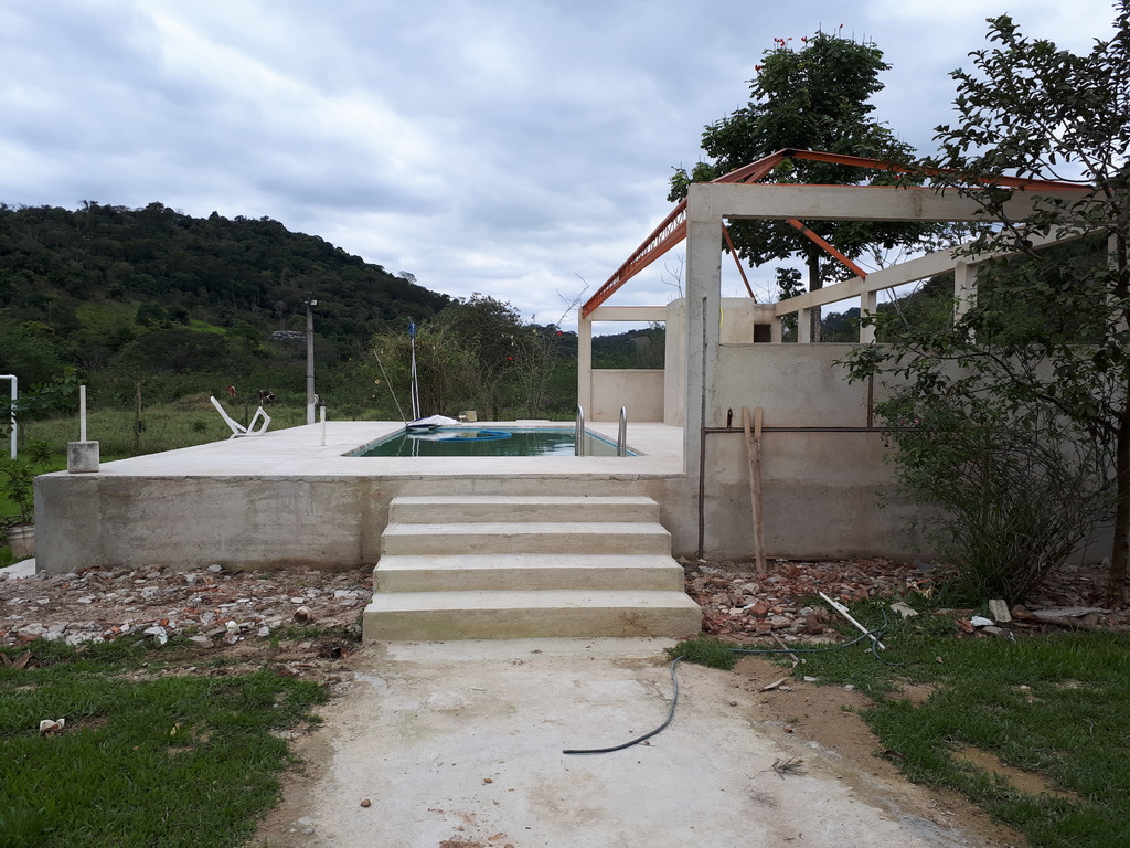 Deck e Área de Piscina