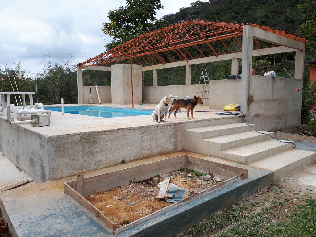 Deck e Área de Piscina