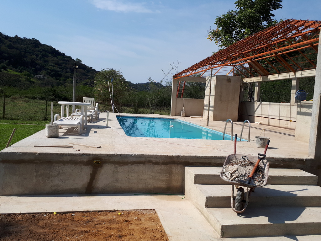 Deck e Área de Piscina