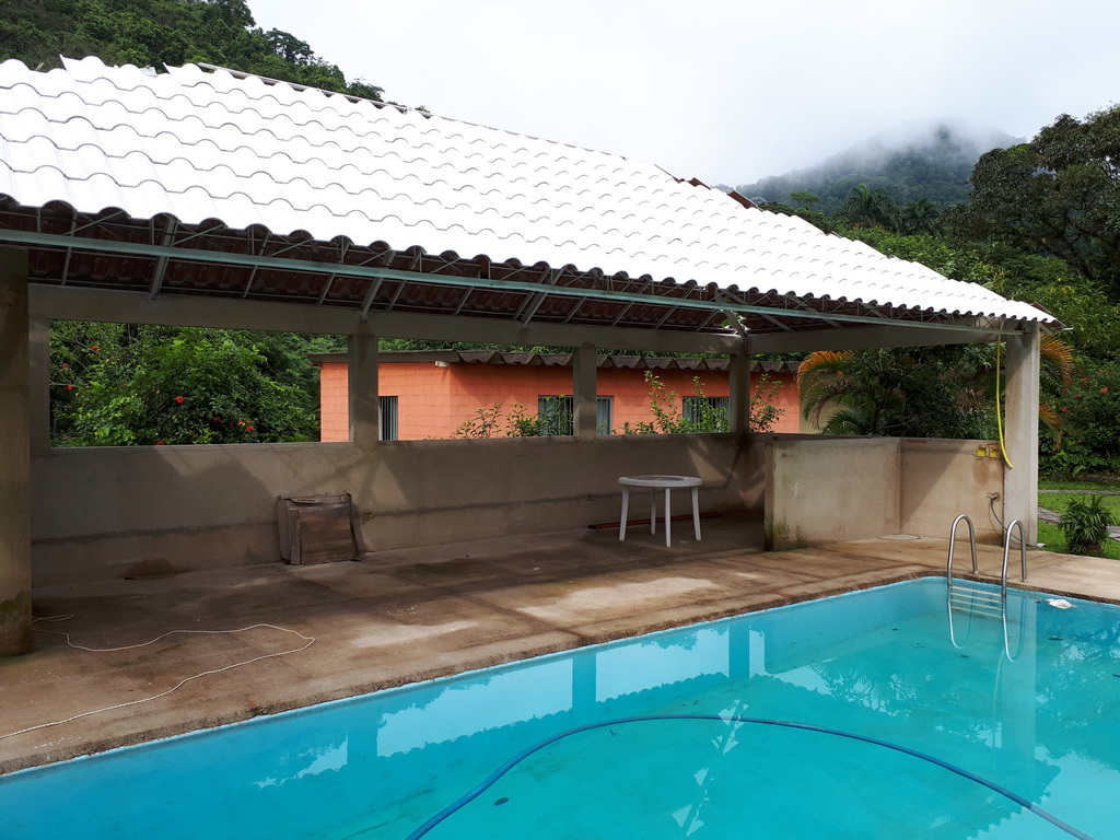 Deck e Área de Piscina