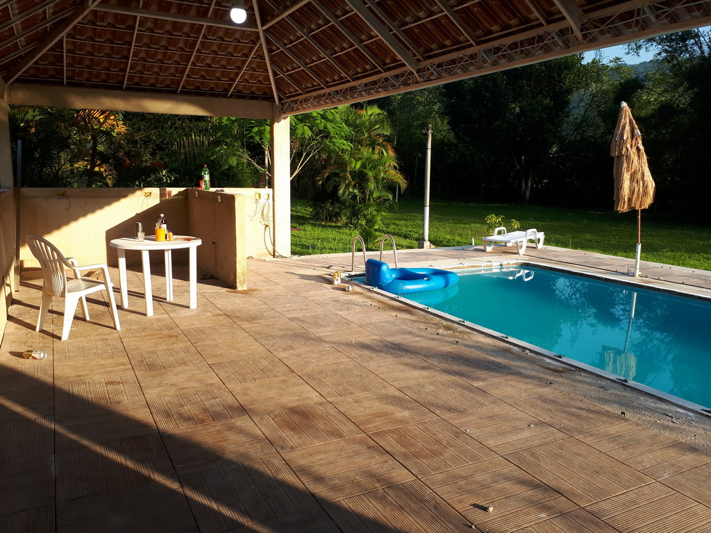 Deck e Área de Piscina