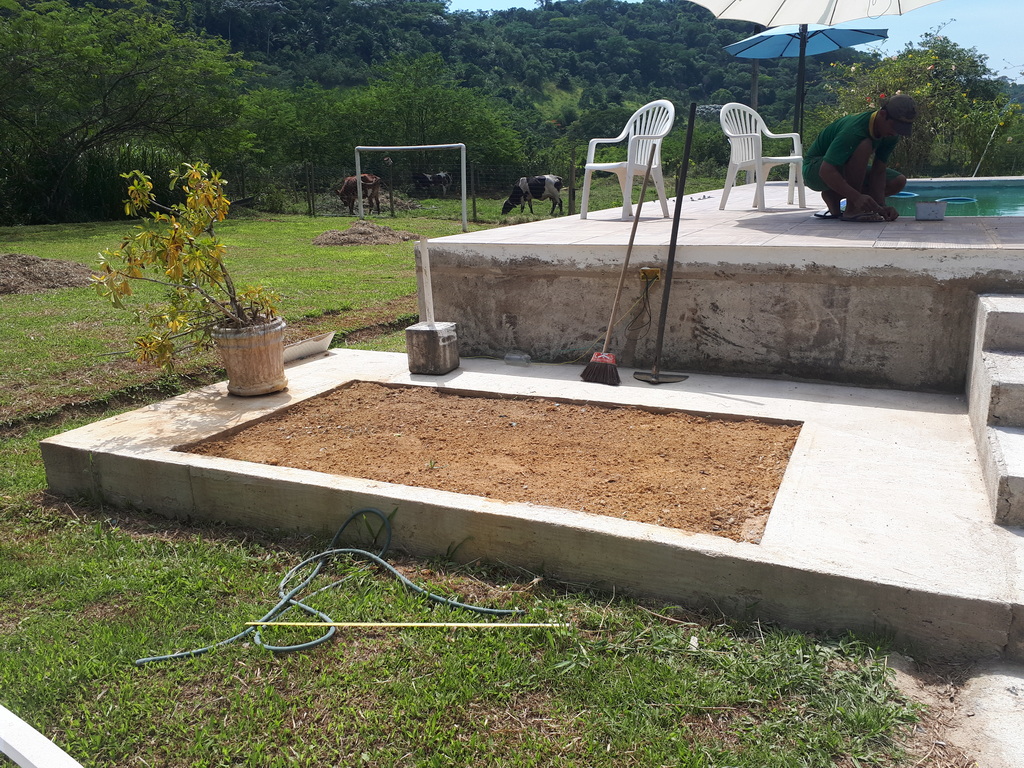 Deck e Área de Piscina