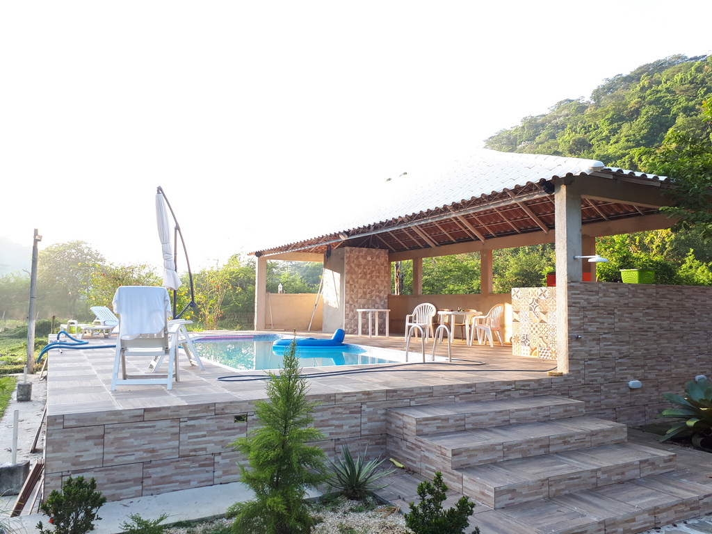 Deck e Área de Piscina